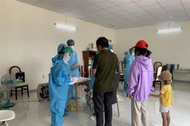 Nhân viên y tế tổ chức lấy mẫu xét nghiệm COVID-19 cho người dân tại khu phố 1, phường 15, quận Gò Vấp. (Ảnh: TTXVN phát)