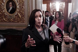 Phó Tổng thống Mỹ Kamala Harris trả lời phỏng vấn sau cuộc bỏ phiếu về dự luật cải cách bầu cử ngày 22/6. (Ảnh: AFP/TTXVN)