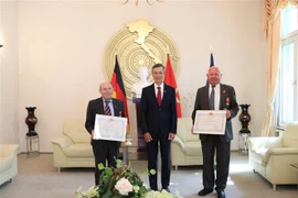 Đại sứ Nguyễn Minh Vũ cùng hai ông Siegfried Sommer và Paul Hoffmann. (Ảnh: Thanh Tùng/TTXVN)
