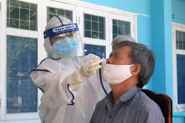 Nhân viên CDC Phú Yên lấy mẫu xét nghiệm cho nhân viên y tế của Bệnh viện Đa khoa tỉnh Phú Yên. (Ảnh: Xuân Triệu/TTXVN)