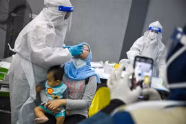 Một điểm xét nghiệm COVID-19 tại Shah Alam, ngoại ô Kuala Lumpur, Malaysia. (Ảnh: AFP/TTXVN)