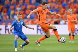 Tiền vệ Hà Lan Marten de Roon nỗ lực khống chế bóng trong trận đấu gặp Ukraine. (Ảnh: AFP/TTXVN)