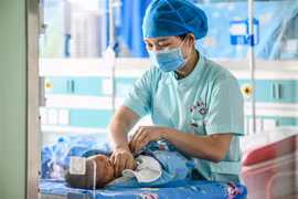 Chăm sóc trẻ sơ sinh tại một bệnh viện ở Quý Châu, Trung Quốc. (Ảnh: AFP/TTXVN)