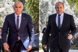 Lãnh đạo đảng Yemina của Israel Naftali Bennett (phải) và lãnh đạo đảng Yesh Atid, ông Yair Lapid. (Ảnh: AFP/TTXVN)