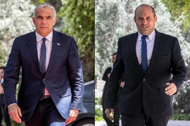 Lãnh đạo đảng Yemina của Israel Naftali Bennett (phải) và lãnh đạo đảng Yesh Atid, ông Yair Lapid. (Ảnh: AFP/TTXVN)