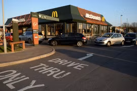 Dịch vụ mua hàng trên xe của McDonald. (Nguồn: news.sky.com)