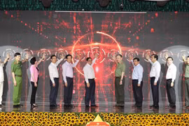 Thủ tướng Chính phủ Phạm Minh Chính và các đại biểu thực hiện Lễ công bố vận hành chính thức 2 hệ thống từ ngày 1/7/2021. (Ảnh: Dương Giang/TTXVN)