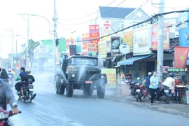 Tiểu đoàn Hóa học 38 (Bộ Tham mưu) và lực lượng Quân y (Cục Hậu cần) thuộc Quân đoàn 4 phun xịt khử khuẩn tại Công ty Trách nhiệm hựu hạn Puku và các khu vực trên địa bàn thị xã Tân Uyên, tỉnh Bình Dương. (Ảnh: Văn Hướng-Tuấn Anh/TTXVN)