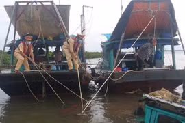 Lực lượng Thủy đoàn I cùng người dân trục vớt tàu cá bị chìm sau khi cứu sống thuyền viên. (Ảnh: Thủy đoàn I)