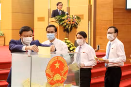 Các đại biểu bỏ phiếu bầu các chức danh HĐND và UBND tỉnh và hội thẩm TAND tỉnh, nhiệm kỳ 2021-2026 theo luật định. (Ảnh: Trung Kiên/TTXVN)
