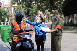 Chốt kiểm soát dịch COVID-19 tại phường Suối Hoa, thành phố Bắc Ninh. (Ảnh: Thanh Thương/TTXVN)