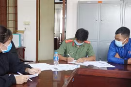 Các đối tượng Đời (phải) và Trang (trái) thừa nhận với cơ quan Công an rằng thông tin trên là không chính xác. (Ảnh: TTXVN phát)