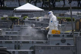 Phun thuốc khử trùng nhằm ngăn chặn sự lây lan của dịch COVID-19 tại Semenyih, Selangor, Malaysia. (Ảnh: THX/TTXVN)