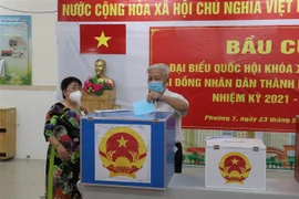 Cử tri bỏ phiếu tại Tổ bầu cử số 062, phường 7, quận Tân Bình, Thành phố Hồ Chí Minh. (Ảnh: Hồng Giang/TTXVN)