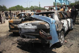 Hiện trường vụ đánh bom xe tại Jalalabad , Afghanistan. (Ảnh: THX/TTXVN)
