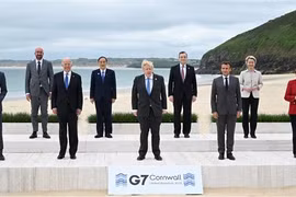 Các đại biểu chụp ảnh chung tại Hội nghị thượng đỉnh G7 ở Cornwall (Anh). (Ảnh: AFP/TTXVN)