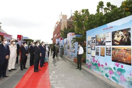 Lãnh đạo Thành phố Hồ Chí Minh tham quan triển lãm Nguyễn Tất Thành - Hồ Chí Minh: Từ Bến cảng Nhà Rồng đến Quảng trường Ba Đình lịch sử. (Ảnh: Thanh Vũ/TTXVN)