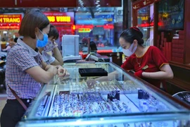 Giao dịch vàng tại Công ty Vàng bạc Đá quý Bảo Tín-Minh Châu. (Ảnh: Ảnh: Danh Lam/TTXVN)
