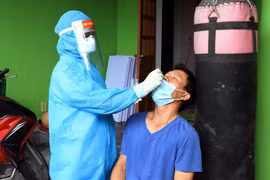 Ngành y tế đến từng nhà lấy mẫu xét nghiệm tại thành phố Hà Tĩnh. (Ảnh: Công Tường/TTXVN)