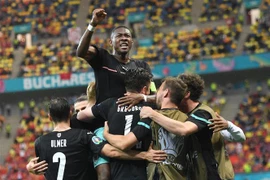 Niềm vui của các tuyển thủ Áo khi giành chiến thắng 3-1 trong trận ra quân gặp đội Bắc Macedonia. (Ảnh: AFP/TTXVN)