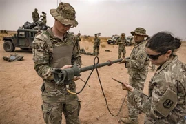 Binh sỹ Mỹ tham gia cuộc tập trận chung mang tên Sư tử châu Phi tại Grier Labouihi, Maroc. (Ảnh: AFP/TTXVN)
