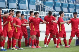 Tuyển Việt Nam tập luyện trên sân Al Maktoum. (Ảnh: Hoàng Linh/TTXVN)