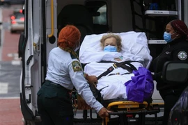 Chuyển bệnh nhân nhiễm COVID-19 tới bệnh viện Tisch ở New York, Mỹ. (Ảnh: AFP/TTXVN)