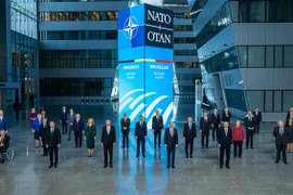 Các đại biểu chụp ảnh chung tại Hội nghị thượng đỉnh NATO ở Brussels, Bỉ ngày 14/6. (Ảnh: THX/TTXVN)