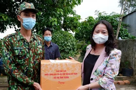Phó Chủ tịch nước Võ Thị Ánh Xuân tặng quà, động viên cán bộ, chiến sỹ các lực lượng thuộc tổ công tác số 8 Đồn Biên phòng Vĩnh Gia đang làm nhiệm vụ phòng, chống dịch COVID-19 trên tuyến biên giới của huyện Tri Tôn, tỉnh An Giang. (Ảnh: Công Mạo/TTXVN)
