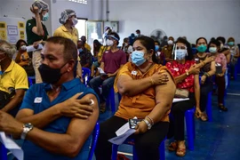 Tiêm chủng vaccine ngừa COVID-19 tại Narathiwat, Thái Lan. (Ảnh: AFP/TTXVN)