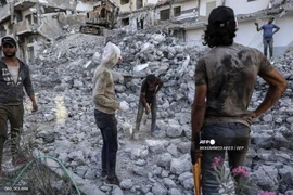 Cảnh đổ nát sau các vụ không kích của Israel tại Gaza. (Ảnh: AFP/TTXVN)