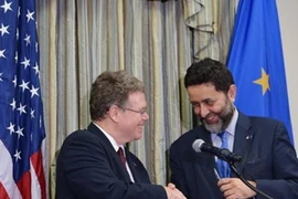 Đại diện đàm phán Mỹ Dan Mullaney (trái) và trưởng đoàn đàm phán EU Ignacio Garcia-Bercerco. (Nguồn: AFP)