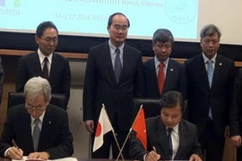 Đại diện hai viện nghiên cứu Việt Nam và Nhật Bản ký kết thoả thuận. (Ảnh: Hữu Thắng/Vietnam+) 