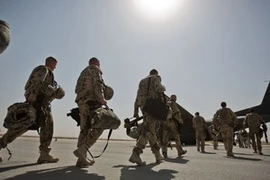 Lính Đức lên máy bay rời căn cứ. (Nguồn: itar-tass.com) 