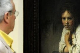 Một người đàn ông đang chiêm ngưỡng 1 bức tranh của Rembrandt van Rijn. (Nguồn: bangkokpost.com) 