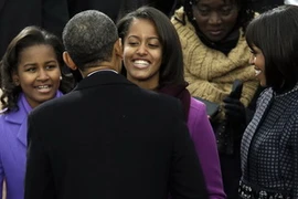 Barack Obama cùng vợ và hai cô con gái. (Nguồn: yahoo.com)