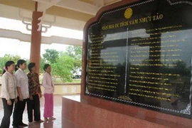 Du khách tham quan Nhà bia trong Khu di tích Vàm Nhựt Tảo. (Ảnh : Thanh Bình/TTXVN)