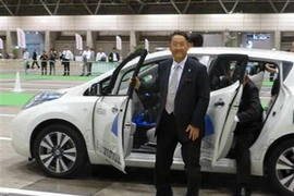 Chủ tịch Toyota đã lên thử một chiếc xe tự động của Nissan. (Nguồn: Sankei Biz) 