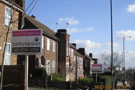 Thông báo bán nhà mọc lên san sát dọc đường A40 ở London. (Ảnh: Lê Phương) 