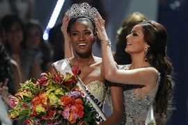 Leila Lopes nhận vương miện từ Hoa hậu Hoàn vũ 2010 Ximena Navarrete. (Nguồn: Reuters)