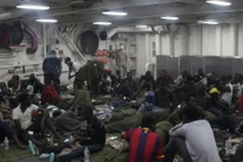 Những người di cư được giải cứu đều là nam giới và đã được cung cấp lương thực. (Nguồn: U.S. Navy)