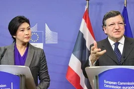 Chủ tịch Ủy ban châu Âu Jose Manuel Barroso và Thủ tướng Thái Lan Yingluck Shinawatra. (Nguồn: Xinhua)