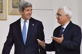 Ông Salman Khurshid (phải) và ông John Kerry. (Nguồn: images.jagran.com)
