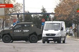 Xe cảnh sát gần nơi phát hiện thiết bị nổ.