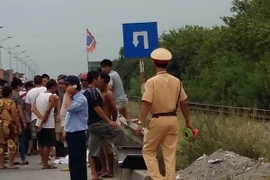 Lực lượng chức năng đang xử lý hiện trường vụ tai nạn. (Ảnh minh họa: Hoàng Nhương​/TTXVN)