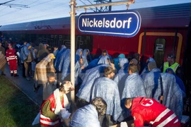 Người di cư chờ lên tàu tại Nickeldorf, biên giới giữa Áo với Hungary để tới Salzburg thuộc biên giới Đức-Áo. (Nguồn: AFP/TTXVN)