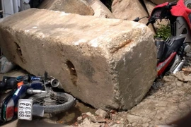 Khối bêtông đè bẹp 5 chiếc xe máy. (Ảnh: TTXVN)