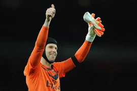 Thủ thành Petr Cech trong màu áo Arsenal. (Nguồn: DM)
