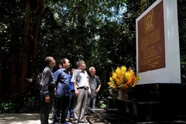 Đoàn đại biểu TTXVN tại Bia kỷ niệm Thông tấn xã Giải phóng. (Ảnh: An Hiếu/TTXVN)