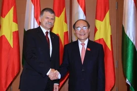 Chủ tịch Quốc hội Nguyễn Sinh Hùng đón Chủ tịch Quốc hội nước Cộng hòa Hungary Kover Laszlo. (Ảnh: Thống Nhất/TTXVN)